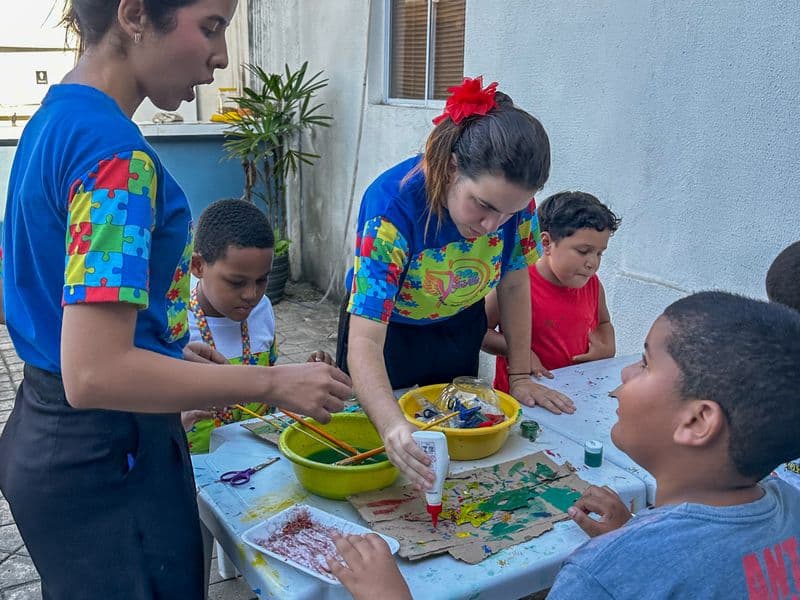 Equipe da ONG STAR em atividade de artes com as crianças