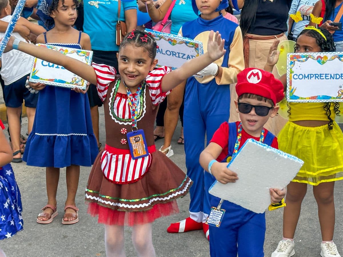 Crianças da ONG STAR fantasiadas com cartazes de valores na passeata