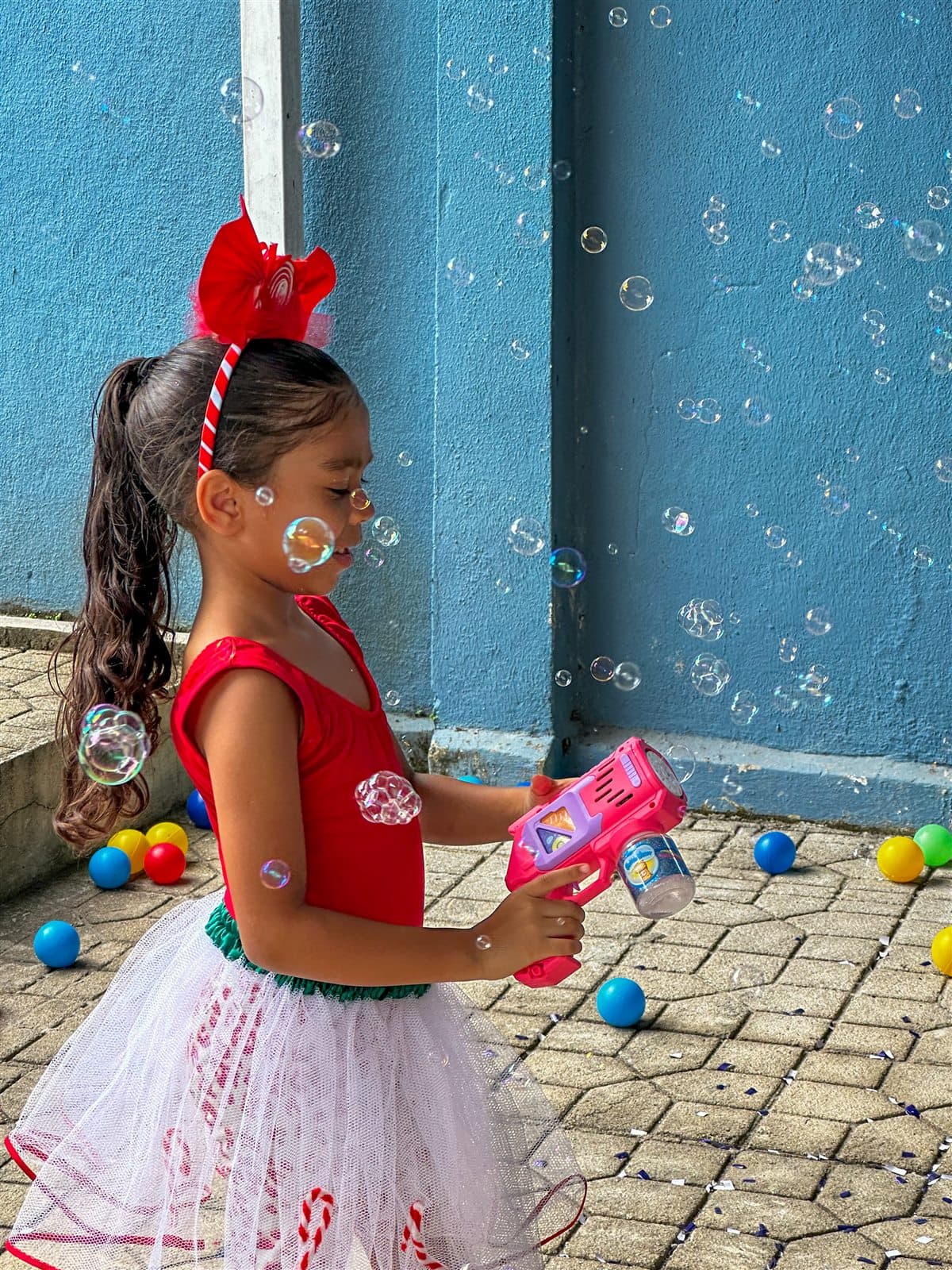 Criança da ONG STAR brincando com bolhas de sabão