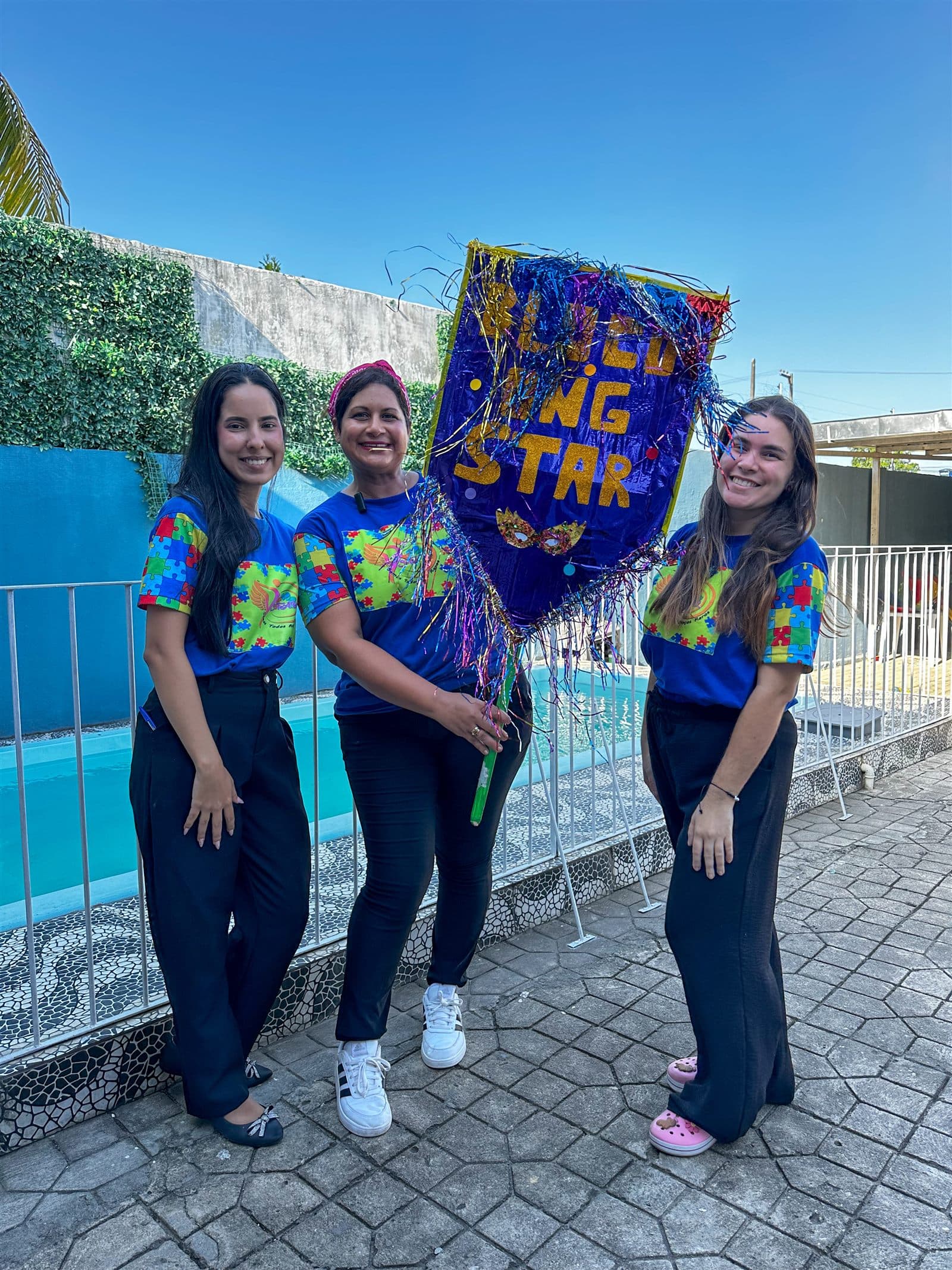 Equipe da ONG STAR com o estandarte do Bloco ONG STAR