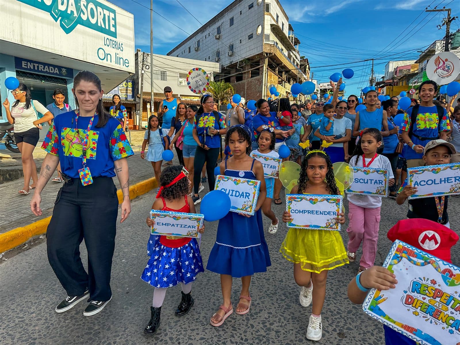 Crianças e famílias na passeata de conscientização do autismo da ONG STAR
