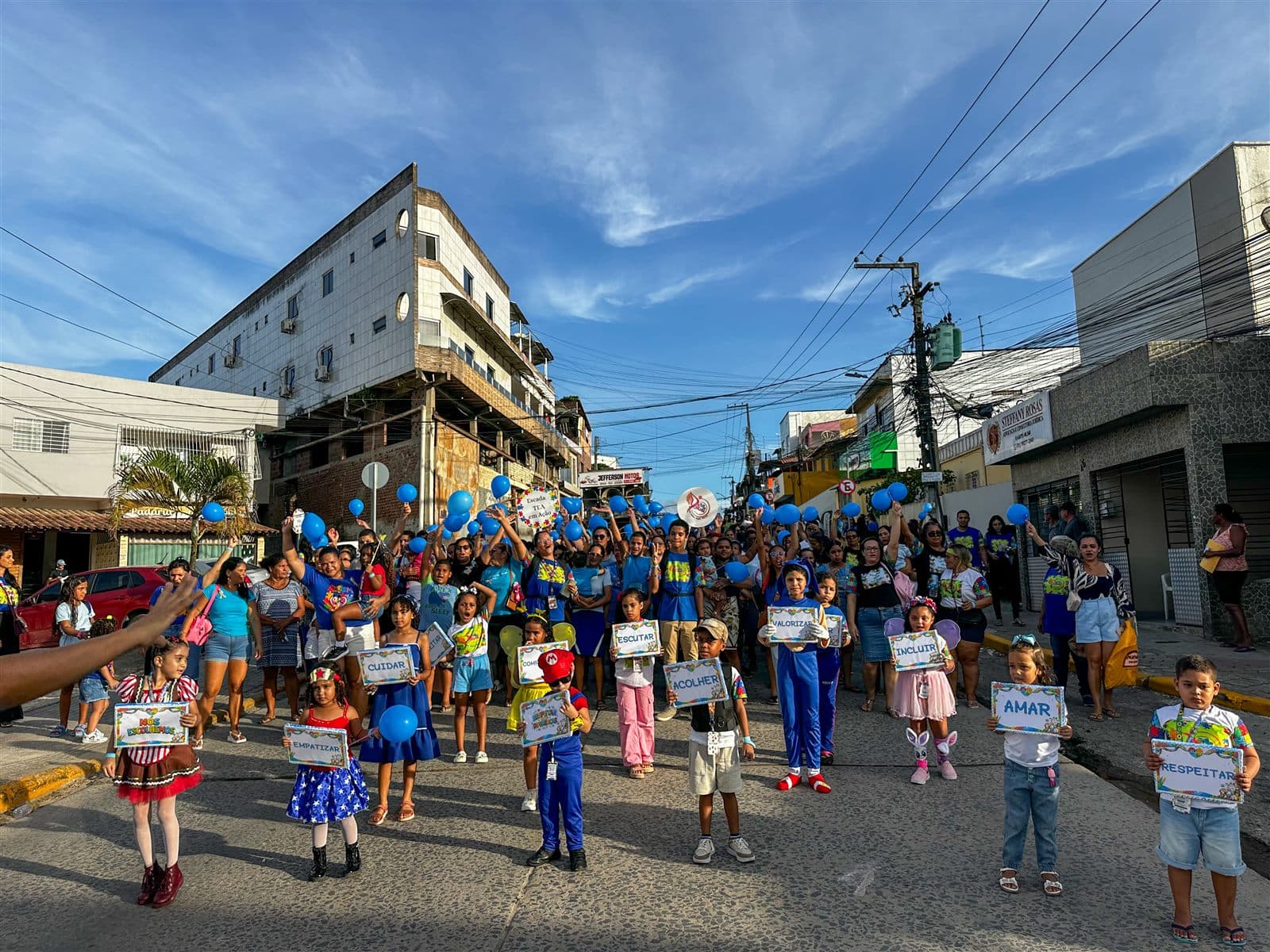 Comunidade reunida na rua durante ação da ONG STAR pela inclusão